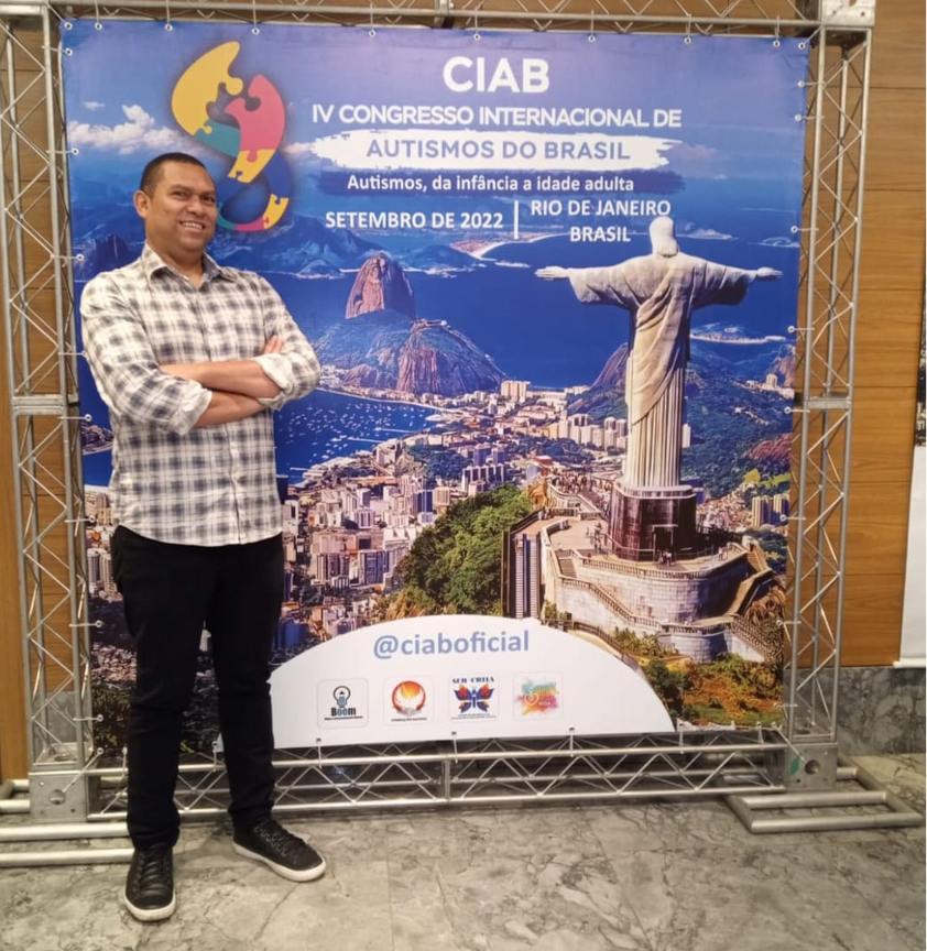 Foto de Alan Souza, como palestrante, no IV Congresso Internacional de Autismo do Brasil, em 2022